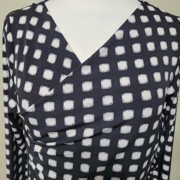 Vince Camuto Women Black White Faux Wrap Mod Top Geometric Print Stretch Medium - Picture 4 of 8